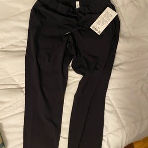 Lululemon on the fly 7/8 pant. Size 6 NWT